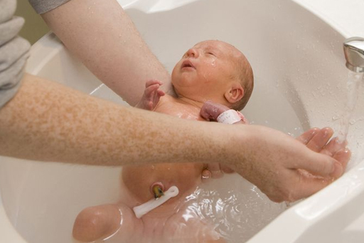 6 Reasons to Delay Baby's First Bath